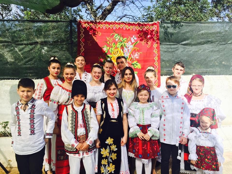 Grupo de jovens em trajes tradicionais romenos e moldavos